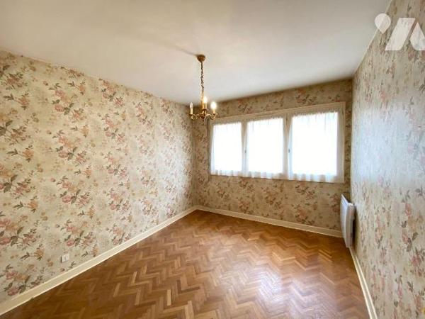 AURILLAC, à vendre, appartement de type 4 situé au 3ème étage d'un immeuble avec ascenseur et s...