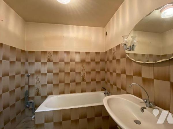 AURILLAC, à vendre, appartement de type 4 situé au 3ème étage d'un immeuble avec ascenseur et s...