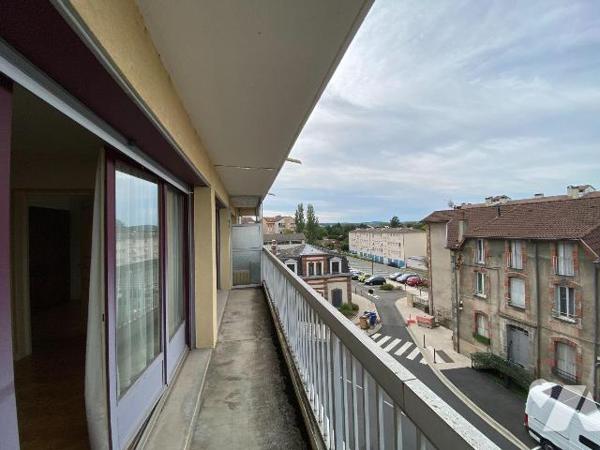 AURILLAC, à vendre, appartement de type 4 situé au 3ème étage d'un immeuble avec ascenseur et s...