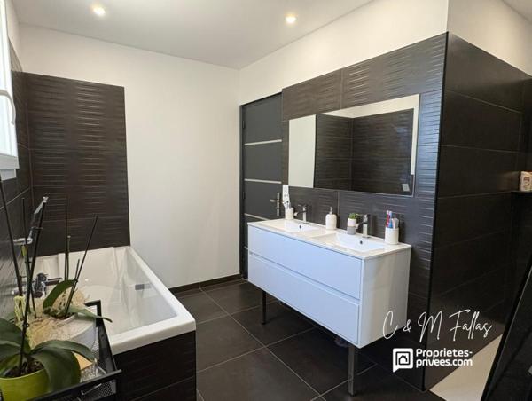 Maison familiale avec appartement indépendant , piscine  garage