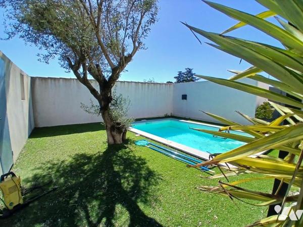 Villa récente de type 5 (99,3 m²) avec piscine érigée sur une parcelle de 385 m²
