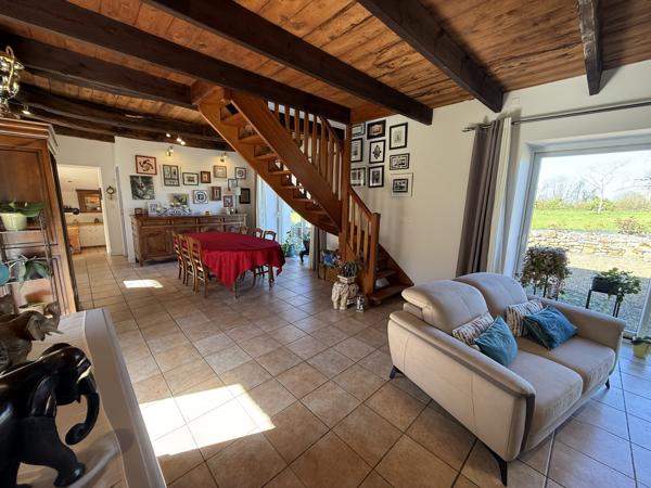 BELLE PROPRIETE EN PIERRES, UNE MAISON PRINCIPALE ET TROIS GITES