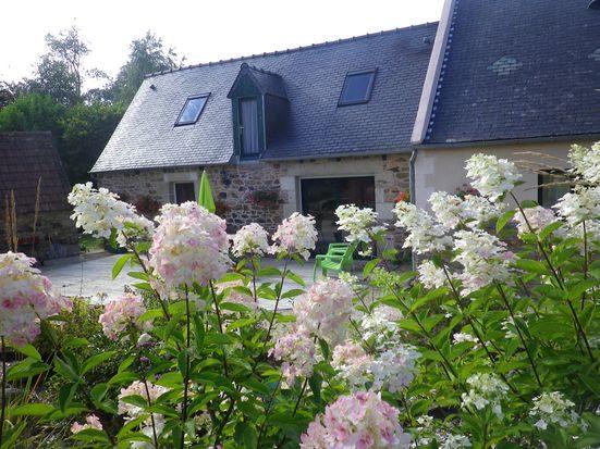 BELLE PROPRIETE EN PIERRES, UNE MAISON PRINCIPALE ET TROIS GITES