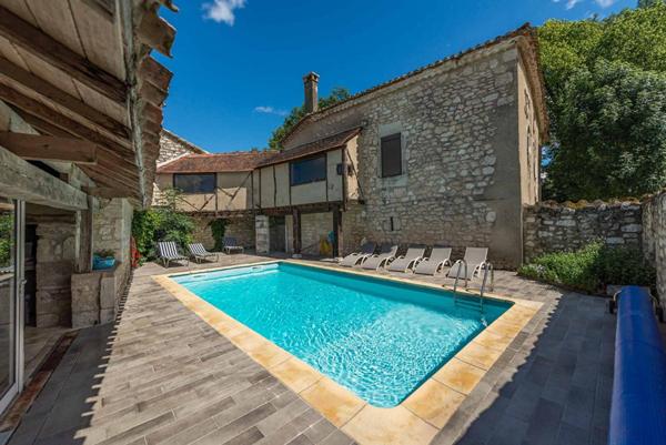 MONTCUQ  Propriété quercynoise 11 pièces sur 5500 m² avec piscine et dépendance