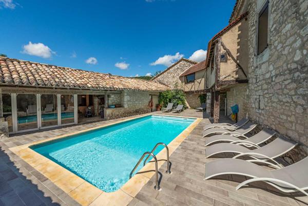 MONTCUQ  Propriété quercynoise 11 pièces sur 5500 m² avec piscine et dépendance