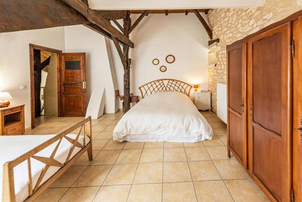 MONTCUQ  Propriété quercynoise 11 pièces sur 5500 m² avec piscine et dépendance