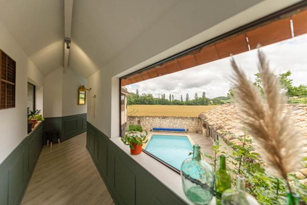 MONTCUQ  Propriété quercynoise 11 pièces sur 5500 m² avec piscine et dépendance