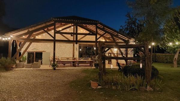 MONTCUQ  Propriété quercynoise 11 pièces sur 5500 m² avec piscine et dépendance