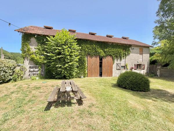 MONTCUQ  Propriété quercynoise 11 pièces sur 5500 m² avec piscine et dépendance