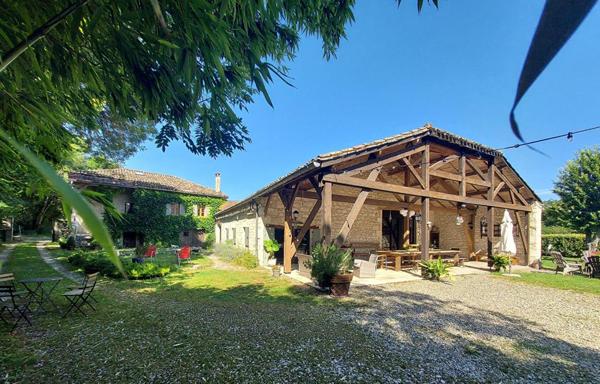 MONTCUQ  Propriété quercynoise 11 pièces sur 5500 m² avec piscine et dépendance