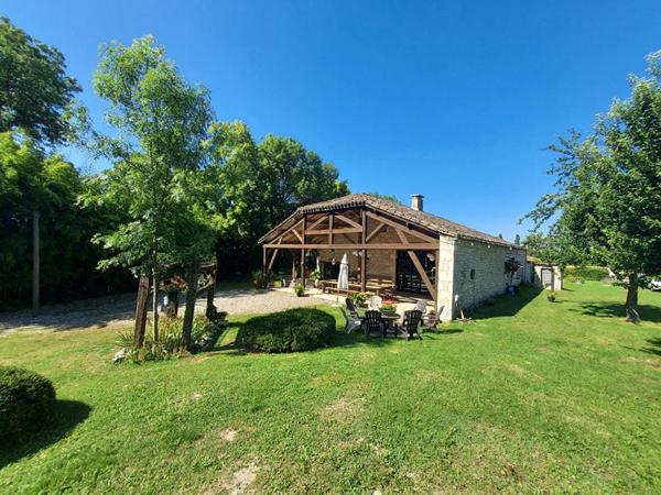 MONTCUQ  Propriété quercynoise 11 pièces sur 5500 m² avec piscine et dépendance