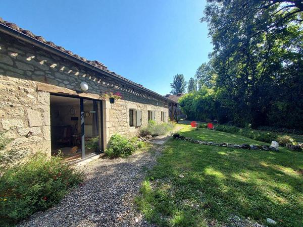 MONTCUQ  Propriété quercynoise 11 pièces sur 5500 m² avec piscine et dépendance