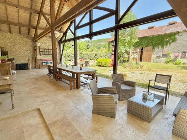 MONTCUQ  Propriété quercynoise 11 pièces sur 5500 m² avec piscine et dépendance