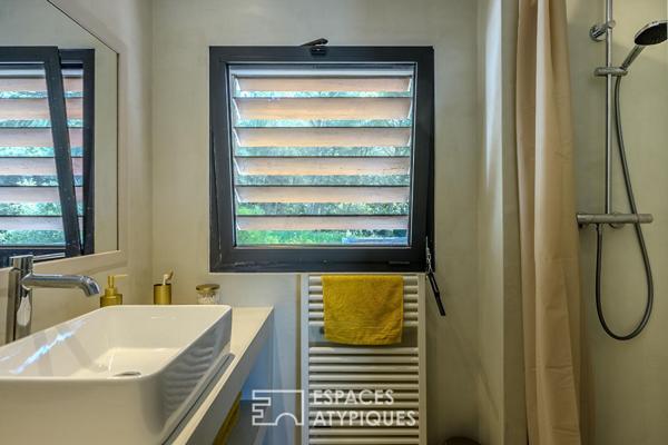 Cocon contemporain niché dans un écrin de verdure avec vue imprenable