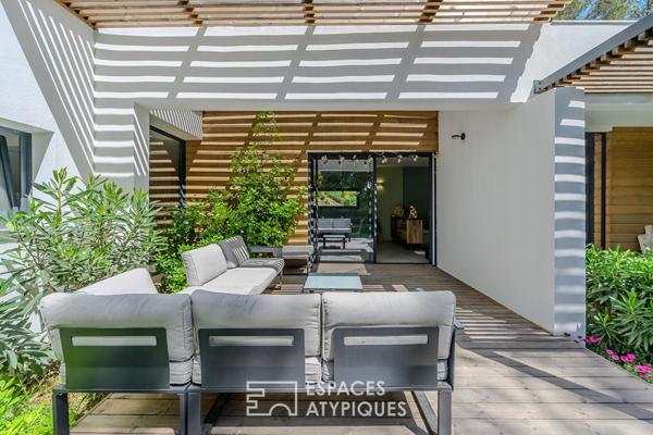 Cocon contemporain niché dans un écrin de verdure avec vue imprenable
