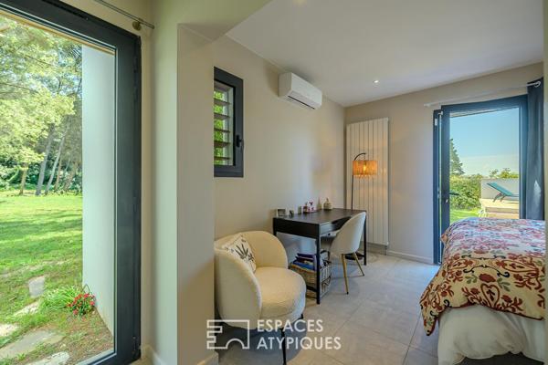 Cocon contemporain niché dans un écrin de verdure avec vue imprenable