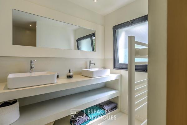 Cocon contemporain niché dans un écrin de verdure avec vue imprenable