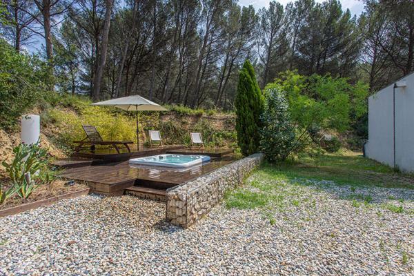 Cocon contemporain niché dans un écrin de verdure avec vue imprenable