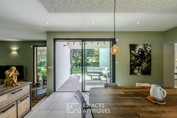 Cocon contemporain niché dans un écrin de verdure avec vue imprenable