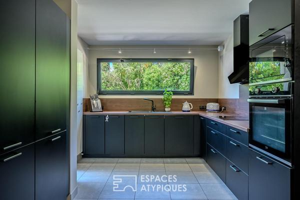Cocon contemporain niché dans un écrin de verdure avec vue imprenable