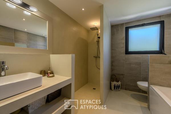 Cocon contemporain niché dans un écrin de verdure avec vue imprenable