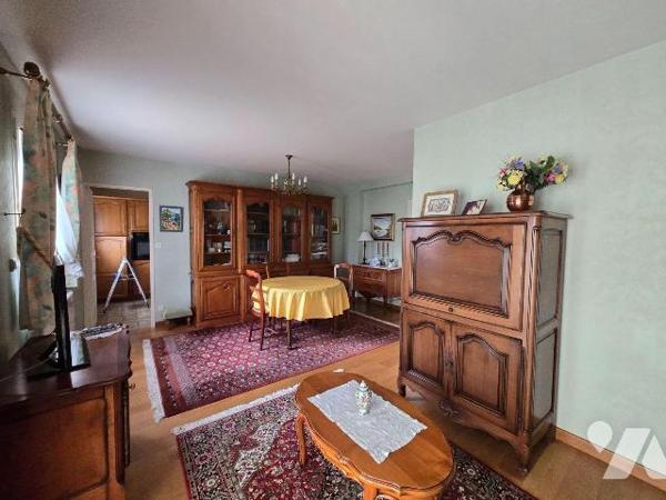 Plein centre, Résidence sécurisée avec espace vert, au R.D.C. un appartement de Type 3, de 65 m...