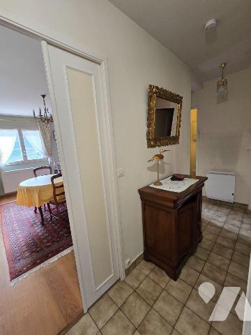 Plein centre, Résidence sécurisée avec espace vert, au R.D.C. un appartement de Type 3, de 65 m...