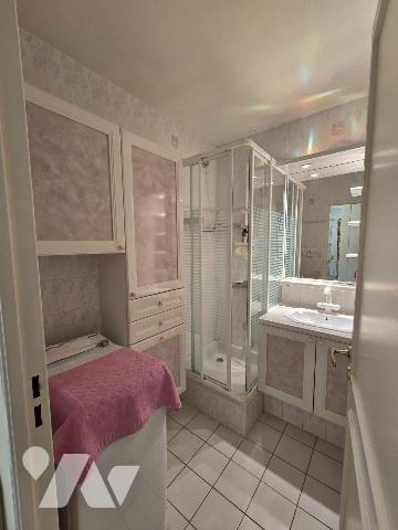 Plein centre, Résidence sécurisée avec espace vert, au R.D.C. un appartement de Type 3, de 65 m...