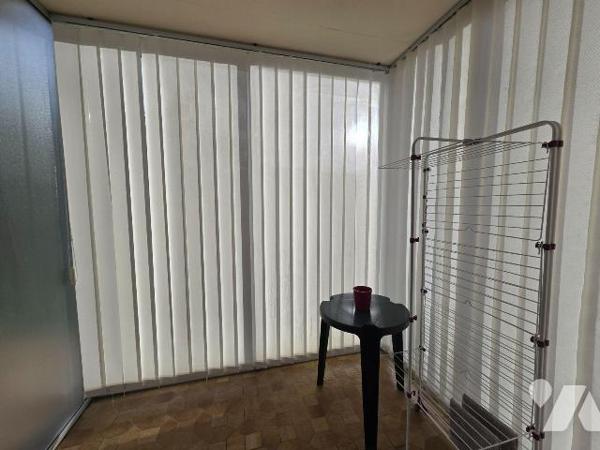 Plein centre, Résidence sécurisée avec espace vert, au R.D.C. un appartement de Type 3, de 65 m...