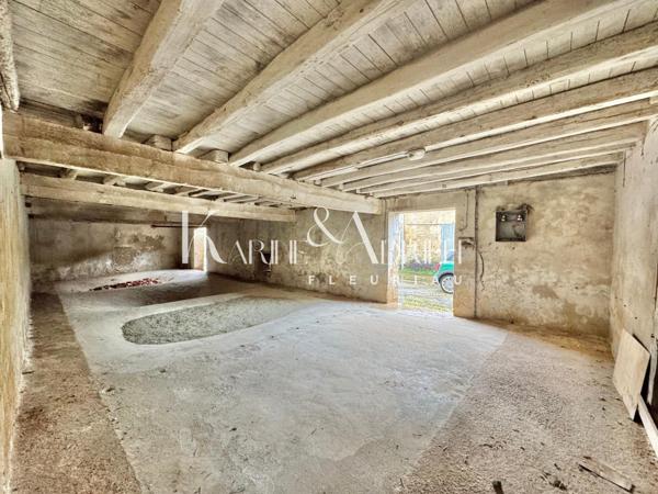 Beau potentiel pour cette bâtisse en pierre offrant au total plus de 378m2 de bâti