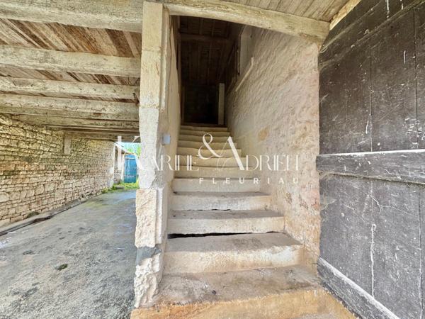 Beau potentiel pour cette bâtisse en pierre offrant au total plus de 378m2 de bâti