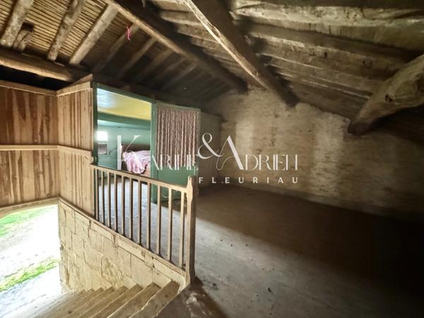 Beau potentiel pour cette bâtisse en pierre offrant au total plus de 378m2 de bâti