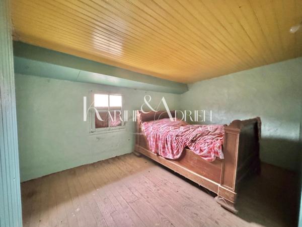 Beau potentiel pour cette bâtisse en pierre offrant au total plus de 378m2 de bâti