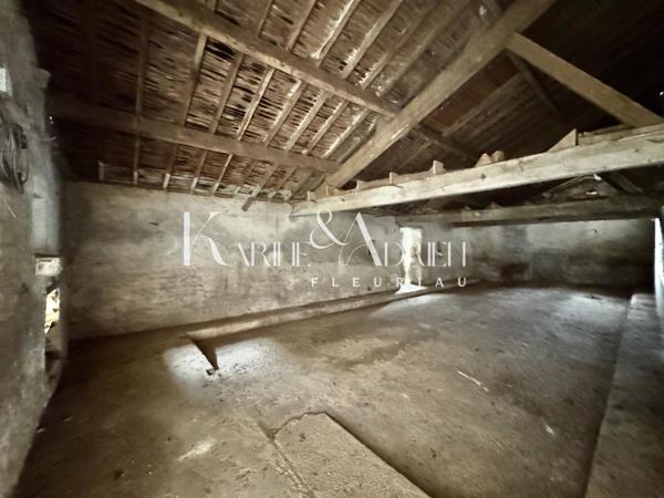 Beau potentiel pour cette bâtisse en pierre offrant au total plus de 378m2 de bâti