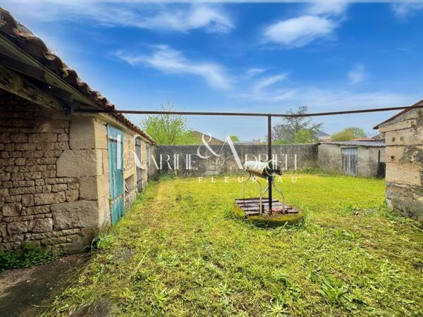 Beau potentiel pour cette bâtisse en pierre offrant au total plus de 378m2 de bâti