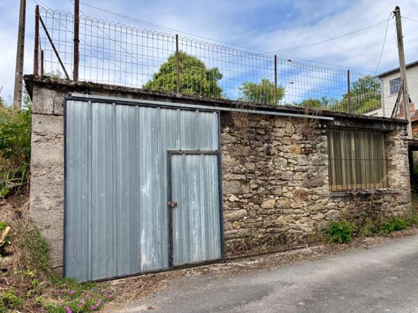 Maison à rénover avec garage, terrasse et parcelle de terrain.