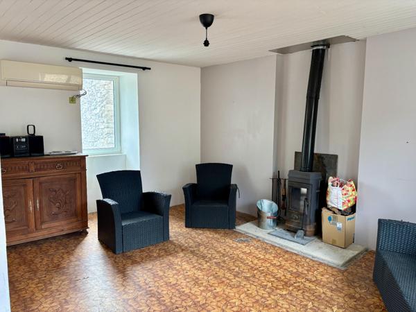 Maison à rénover avec garage, terrasse et parcelle de terrain.