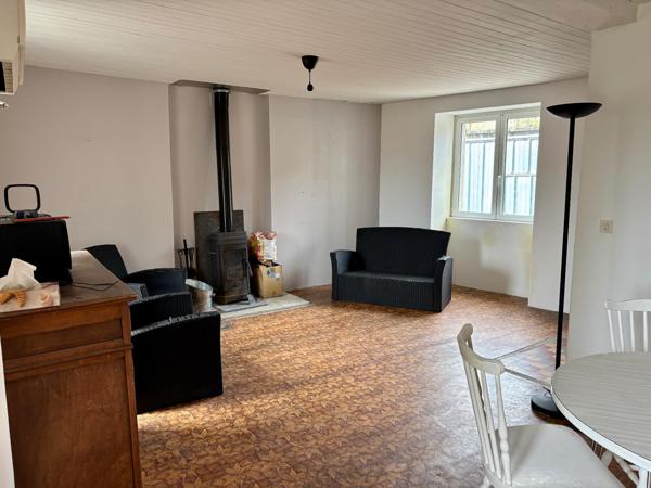 Maison à rénover avec garage, terrasse et parcelle de terrain.