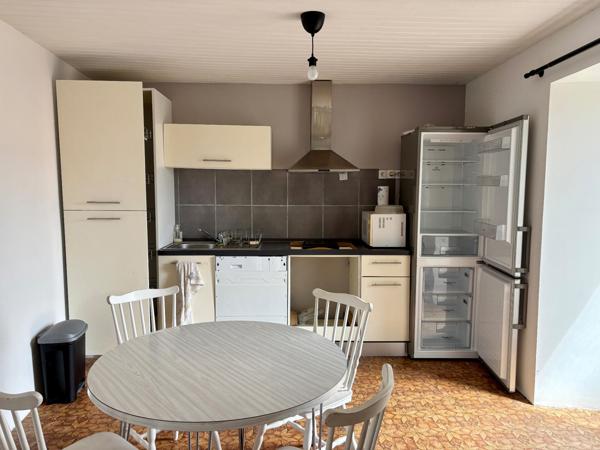 Maison à rénover avec garage, terrasse et parcelle de terrain.