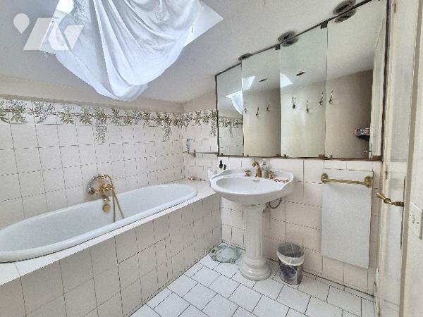 Maison de ville, esprit loft, au calme sur cour.