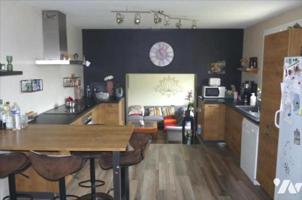 JUBLAINS- Maison avec accès de plain pied sur joli terrain avec dépendance.