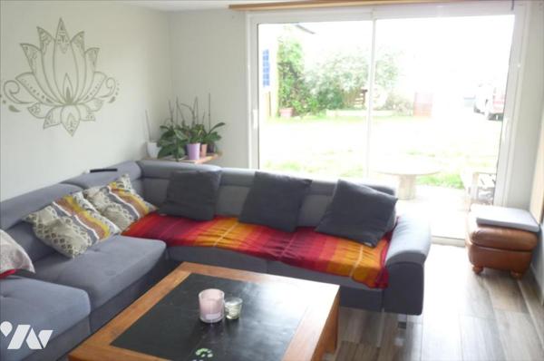 JUBLAINS- Maison avec accès de plain pied sur joli terrain avec dépendance.