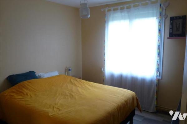 JUBLAINS- Maison avec accès de plain pied sur joli terrain avec dépendance.