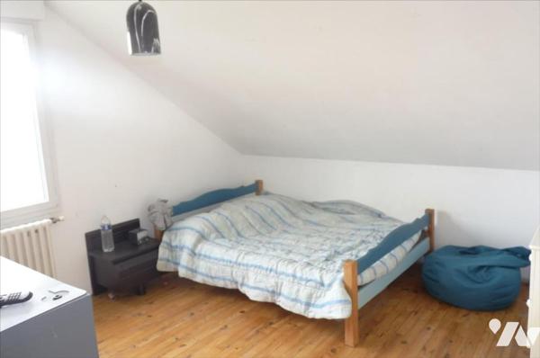 JUBLAINS- Maison avec accès de plain pied sur joli terrain avec dépendance.