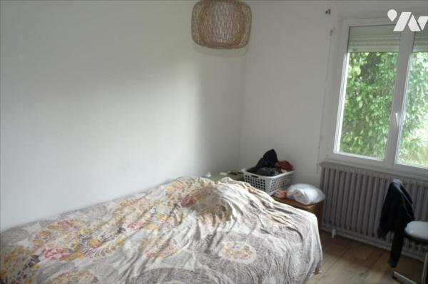 JUBLAINS- Maison avec accès de plain pied sur joli terrain avec dépendance.