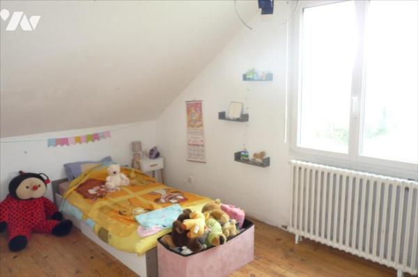 JUBLAINS- Maison avec accès de plain pied sur joli terrain avec dépendance.