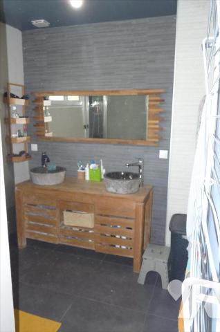 JUBLAINS- Maison avec accès de plain pied sur joli terrain avec dépendance.