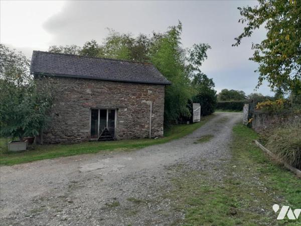 JUBLAINS- Maison avec accès de plain pied sur joli terrain avec dépendance.