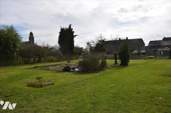 JUBLAINS- Maison avec accès de plain pied sur joli terrain avec dépendance.