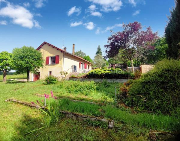 Nichée au cœur de la charmante commune de Lembras, dans une impasse au calme et à deux pas du centre-bourg, cette maison de plain-pied sans vis-à-vis est une véritable invitation à la douceur de vivre.

Dès l’entrée, vous serez séduit par ses volumes et son potentiel. Elle offre une entrée avec placards, une cuisine fermée et équipée, ainsi qu’une agréable pièce de vie baignée de lumière, ouverte sur le jardin. L’espace nuit se compose de deux chambres lumineuses, d’un cellier et d’une salle de bain. Les combles aménageables laissent entrevoir de belles possibilités, notamment la création d’une troisième chambre.

À l’extérieur, le charme opère immédiatement : un beau jardin arboré, intime et paisible, idéal pour profiter des beaux jours. De nombreuses dépendances complètent ce bien : atelier, buanderie, carport et garage, offrant un vrai confort au quotidien.

Les atouts supplémentaires :

Toiture refaite en 2026
Pompe à chaleur récente (2023)

Une maison pleine de charme et de potentiel, parfaite pour un projet de vie ou un investissement.

Un bien rare à découvrir sans tarder… contactez-moi pour une visite !